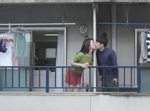 Tiếng rên của chị cạnh bên nhà kề bên và cậu thanh niên được lái máy bay
