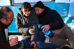 Gã chồng ngu ngục để vợ yêu đi cắm trại với hàng xóm