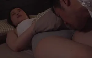 3 ngày ông chồng đi làm ăn, người vợ ở nhà nữa đêm bị bố người chồng mò vào phòng