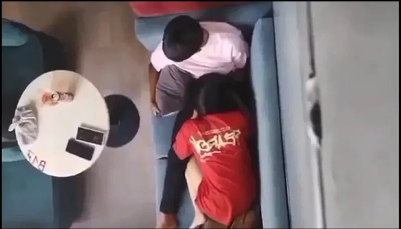 Quay lén tình nhân liếm bú cho bạn gái nơi công cộng