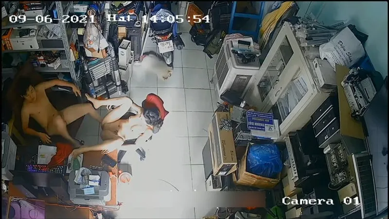 Cô vợ chồng địt nhau trong của của quý máy tính